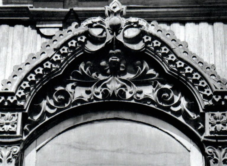 Upper part of a central window rim