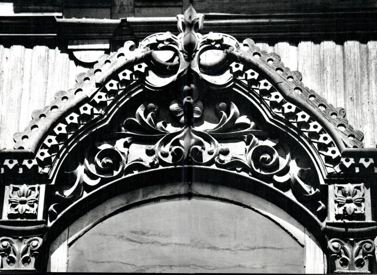 Top of the central window frame. "Creeping shoots and flowers" carving decoration. Second half of 19th century - early of 20th century