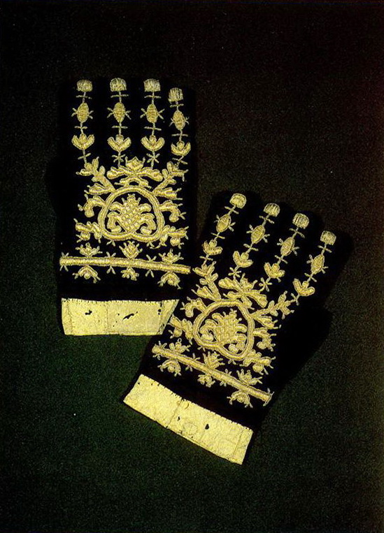 Pair of Vologda men's gloves with plant motifs. Mid-19th century