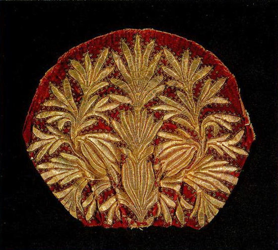 Detail of the woman's headdress with floral motifs