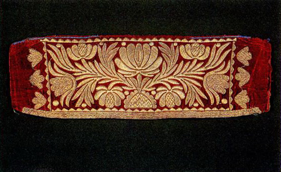 Detail of the woman's headdress with floral motifs