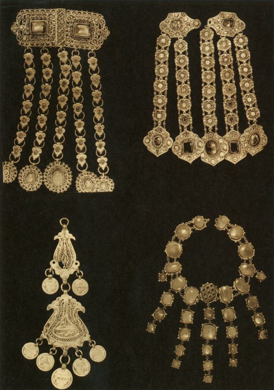 Jewelry: collar pendants, braid accessories, necklace. <br/>19th century
