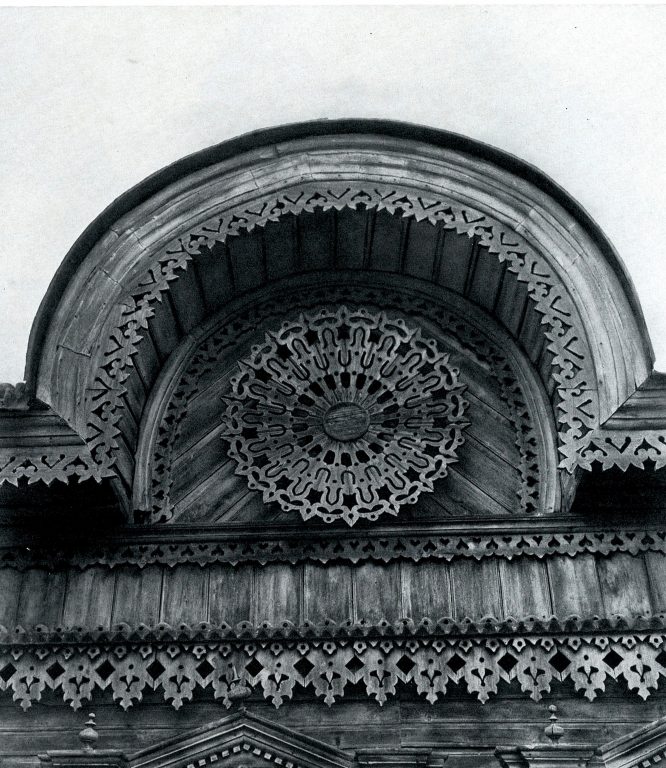 Circular parapet with a rosette