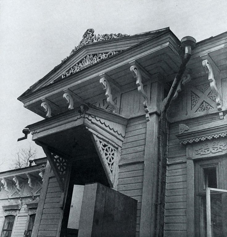 Фронтон над входной дверью. <br/>Конец 19 века - начало 20 века