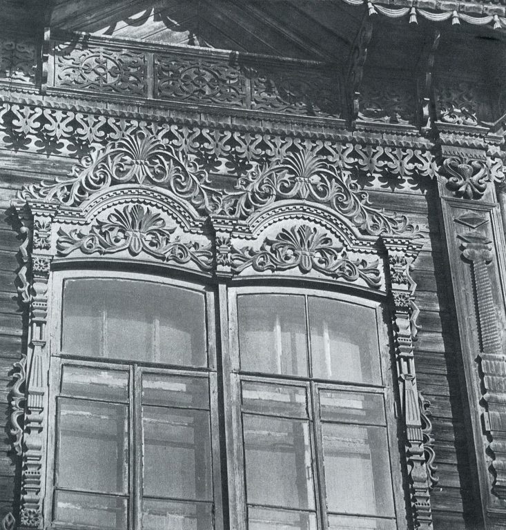 Decoration of a second-floor window with cornice detail