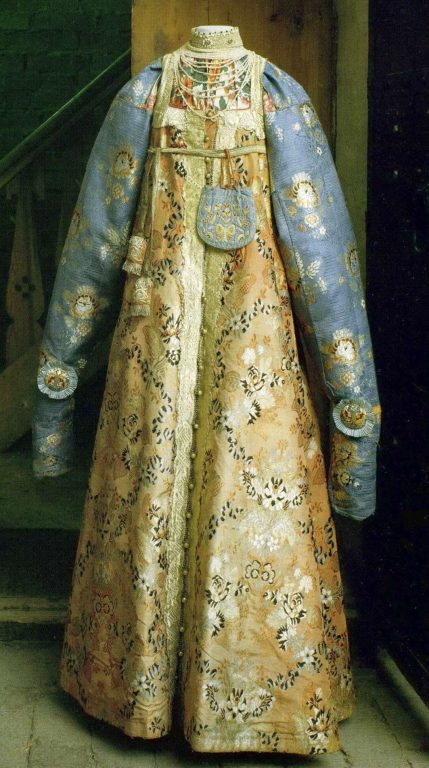Праздничный женский народный костюм. <br/>Конец 18 - начало 19 века