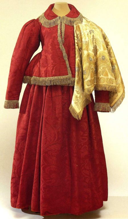 Женская народная одежда с теплой телогреей и платком. Начало 19 века