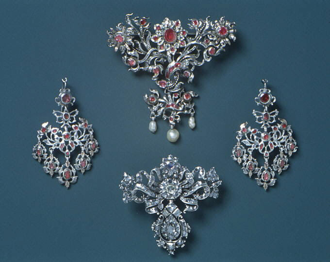 Pair of earrings (part of a set)