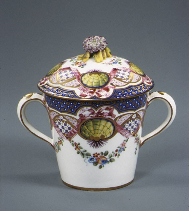 Cup with cover and tray (gobelet Г  lait et corbeille carrГ©)