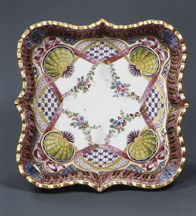 Cup with cover and tray (gobelet Г  lait et corbeille carrГ©)