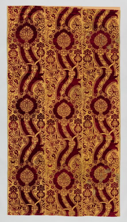 Hanging of velvet