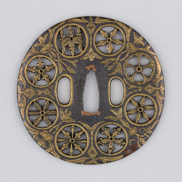 Sword guard (<i>Tsuba</i>) Depicting Crests and Arabesques (е®¶зґ‹ж•Је”ђиЌ‰ж–‡йђ”)