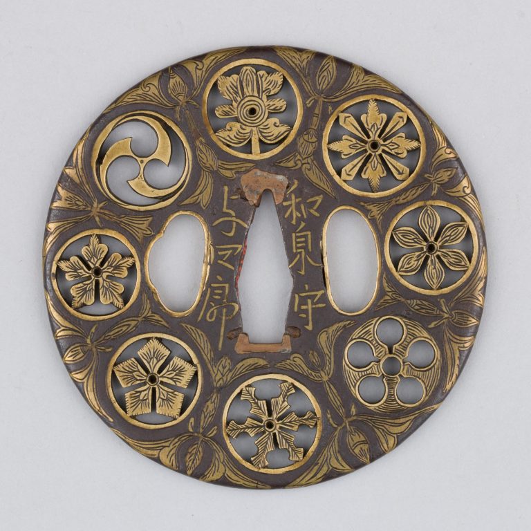 Sword guard (<i>Tsuba</i>) Depicting Crests and Arabesques (е®¶зґ‹ж•Је”ђиЌ‰ж–‡йђ”)