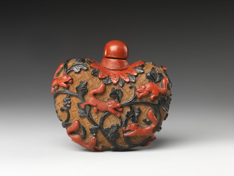 Snuff bottle with squirrels