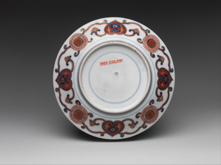 Dish with Character for вЂњLongevityвЂќ (Kotobuki) and вЂњAssorted TreasuresвЂќ Motif