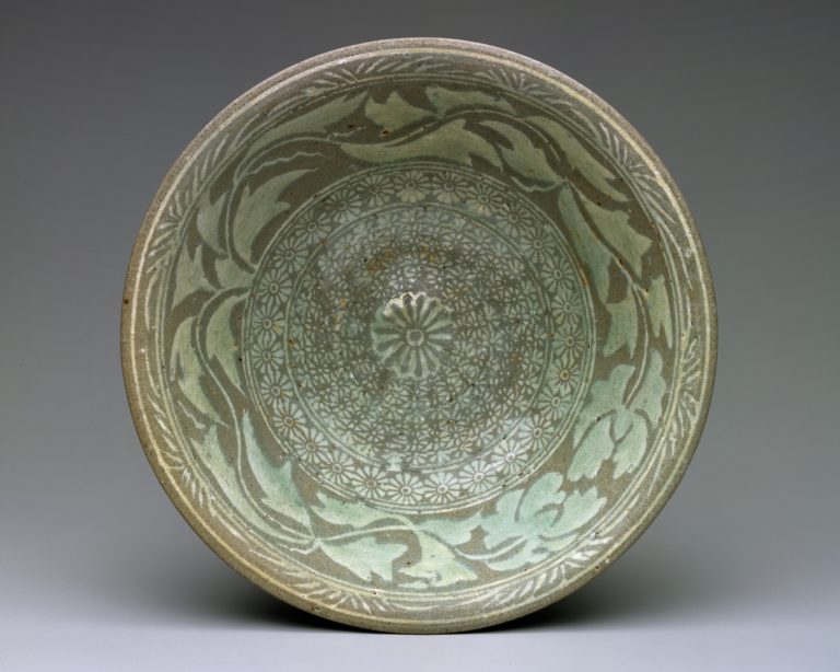 Bowl decorated with peony leaves and chrysanthemum